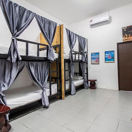 T & T Hostel Kanchanaburi City Exteriör bild