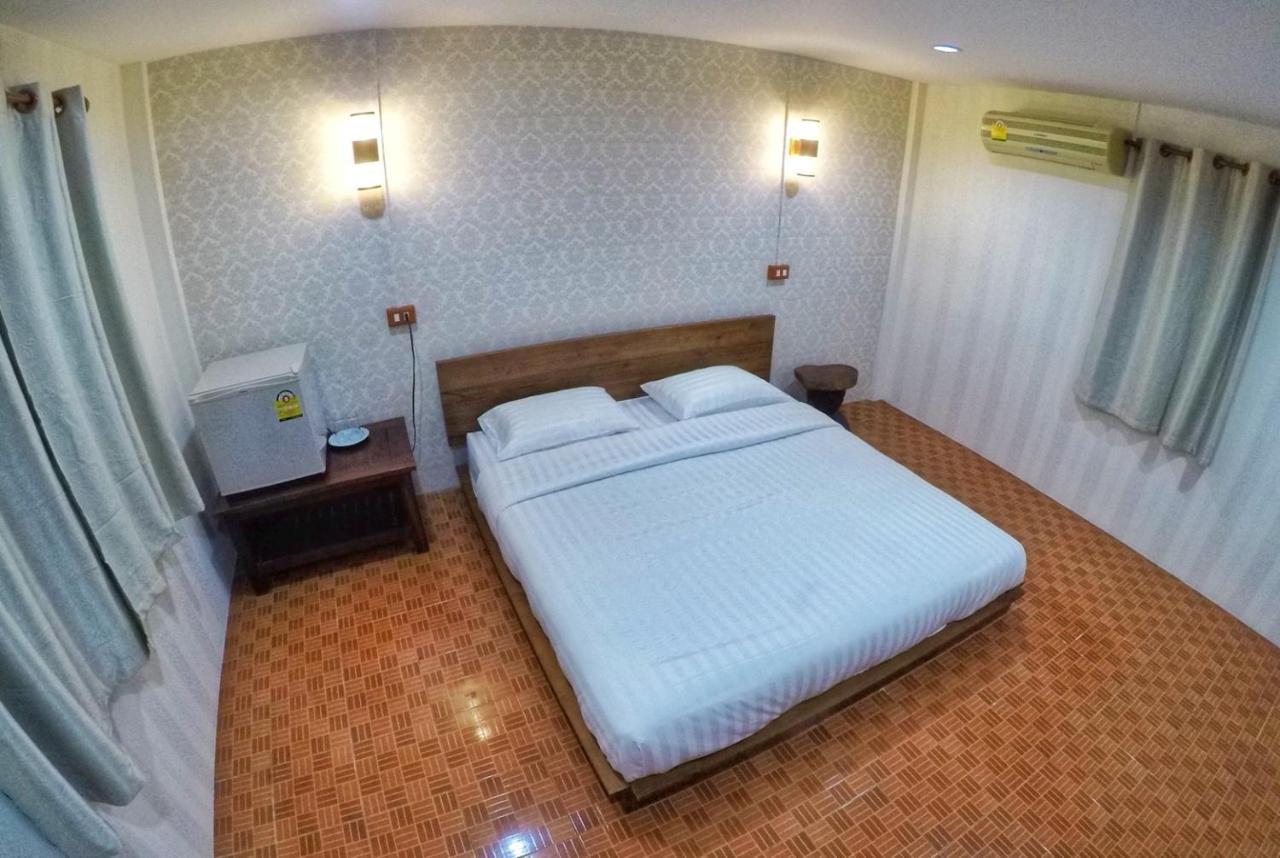T & T Hostel Kanchanaburi City Exteriör bild