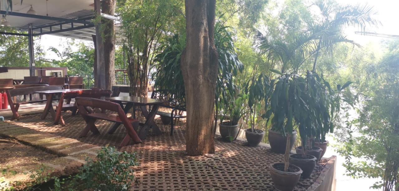 T & T Hostel Kanchanaburi City Exteriör bild