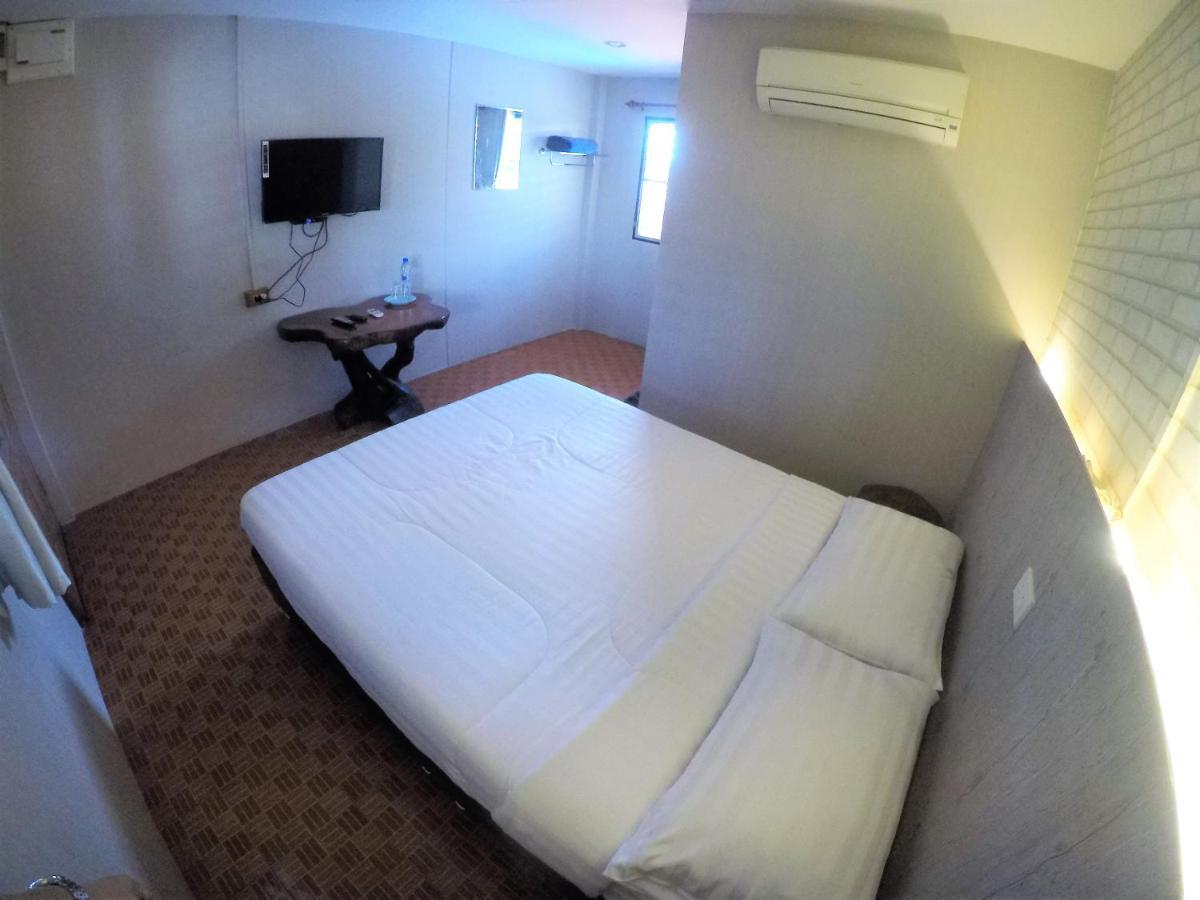 T & T Hostel Kanchanaburi City Exteriör bild