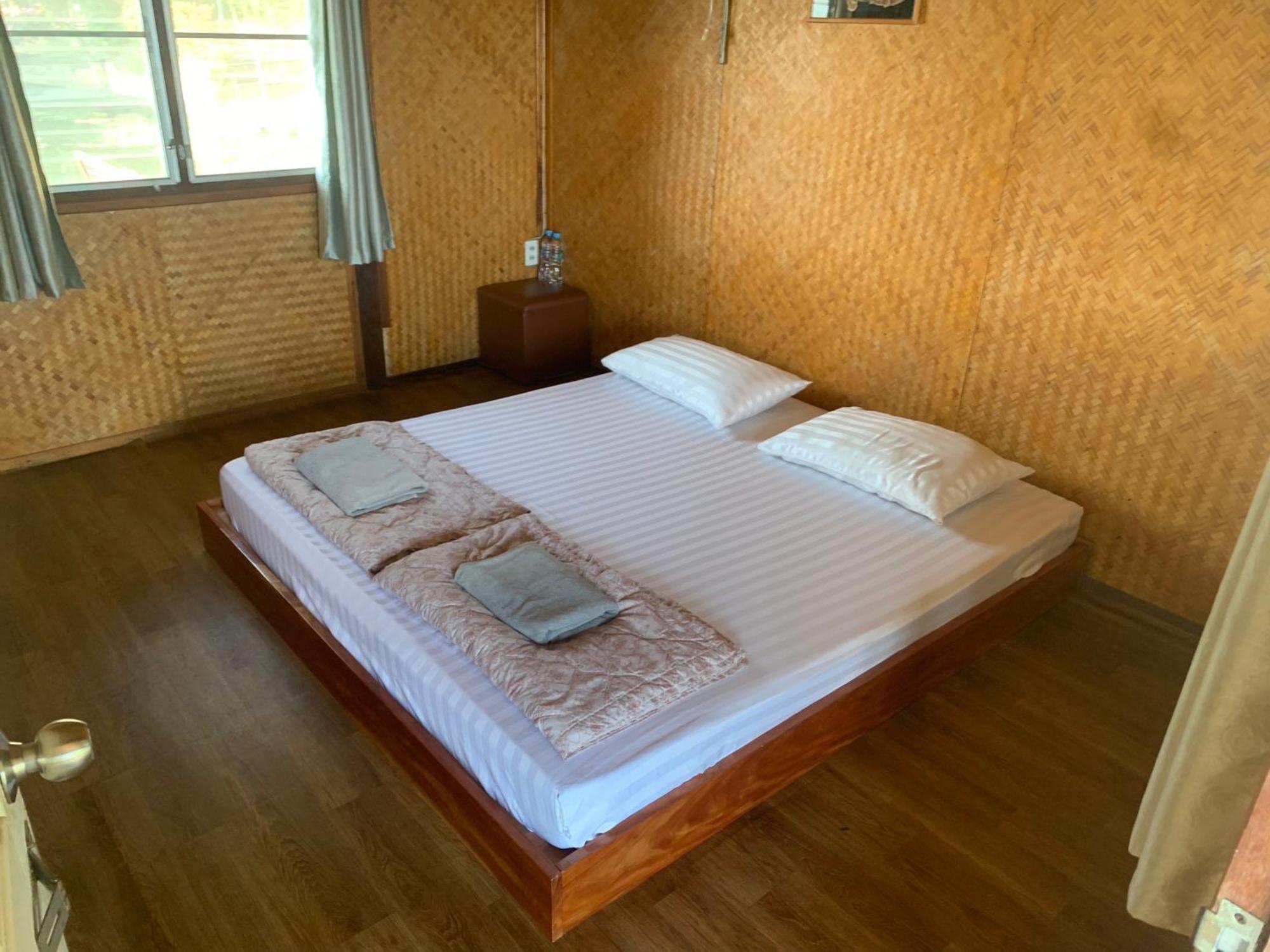 T & T Hostel Kanchanaburi City Exteriör bild