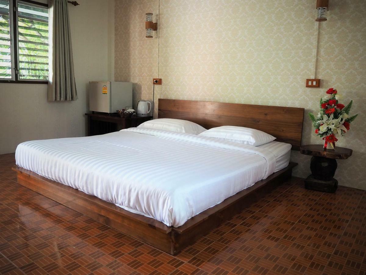 T & T Hostel Kanchanaburi City Exteriör bild