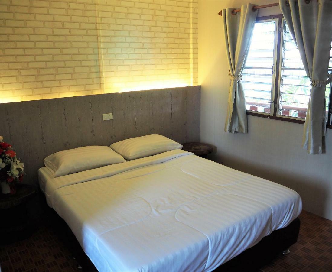 T & T Hostel Kanchanaburi City Exteriör bild