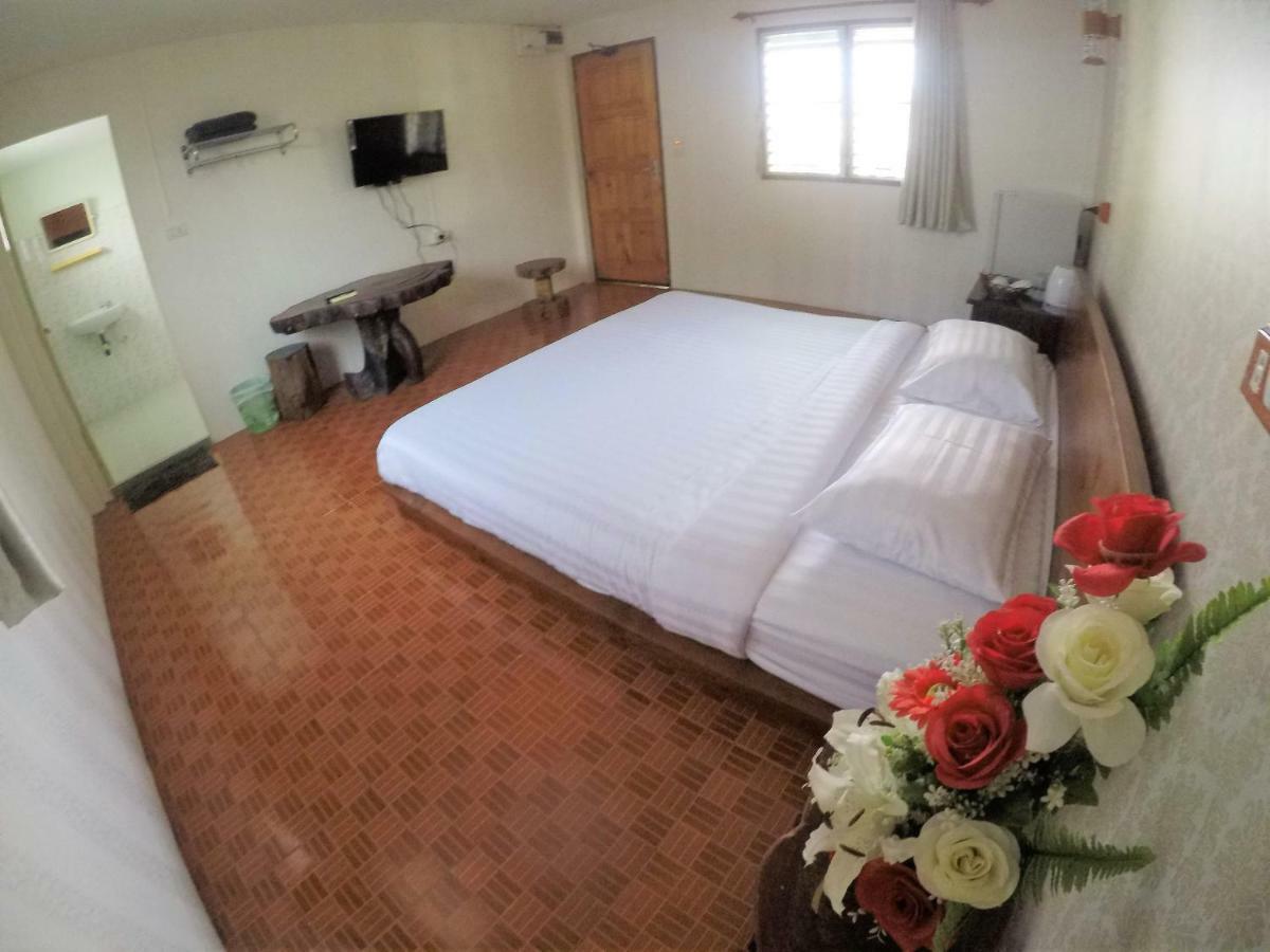 T & T Hostel Kanchanaburi City Exteriör bild